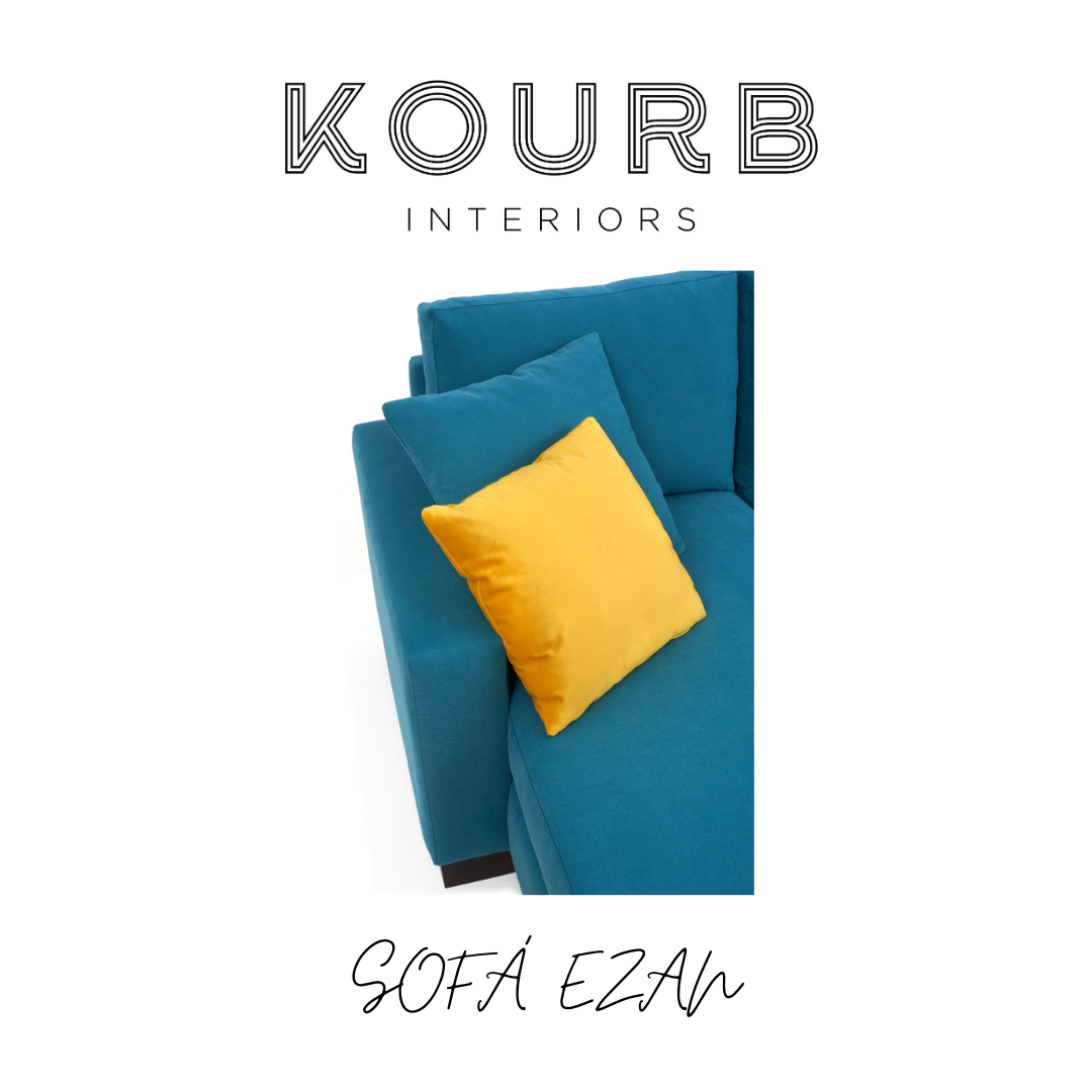 Sofá de canto azul com almofadas azul e amarela da Kourb Interiors