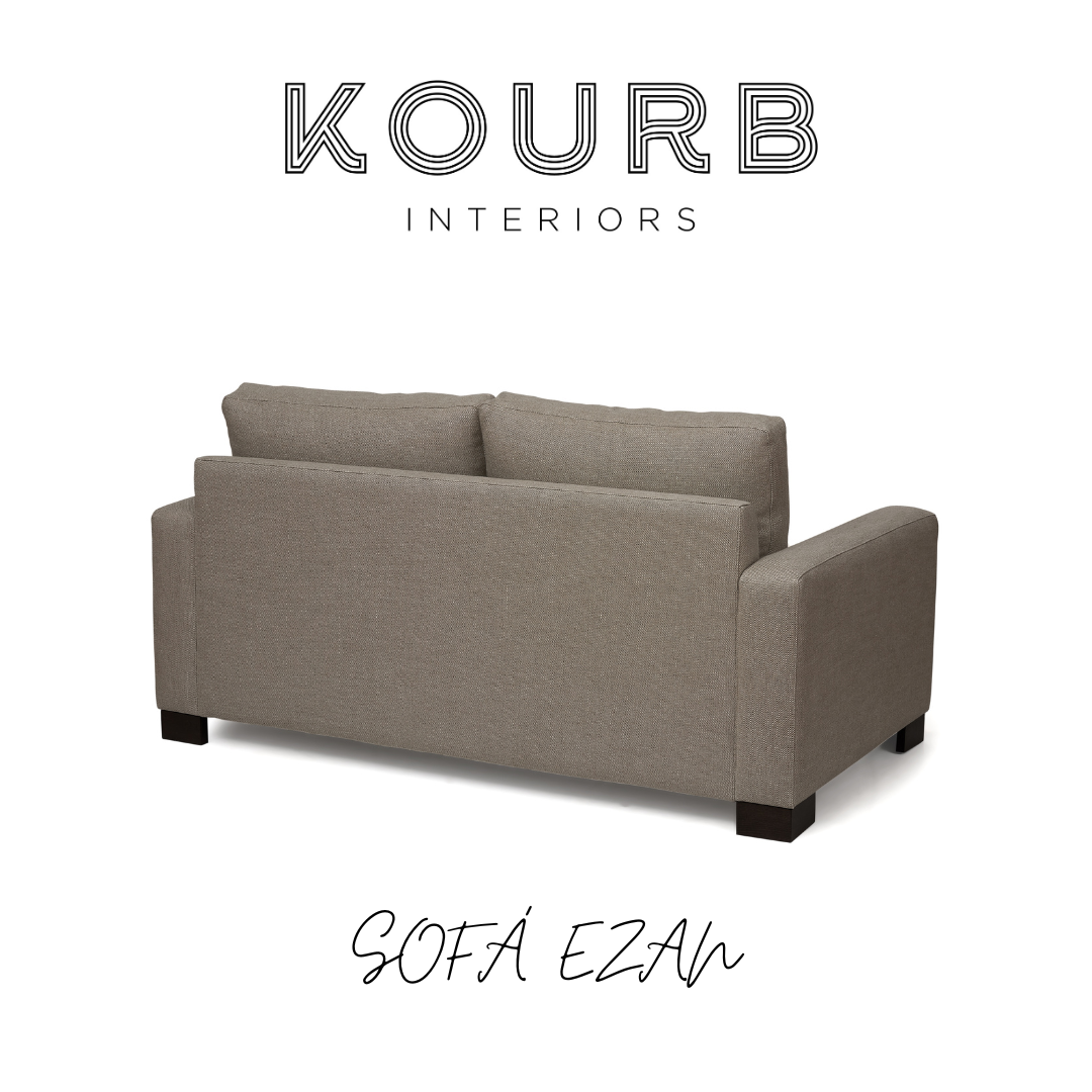 Sofá cinzento de tecido visto de trás com texto KOURB INTERIORS e SOFÁ EZAN
