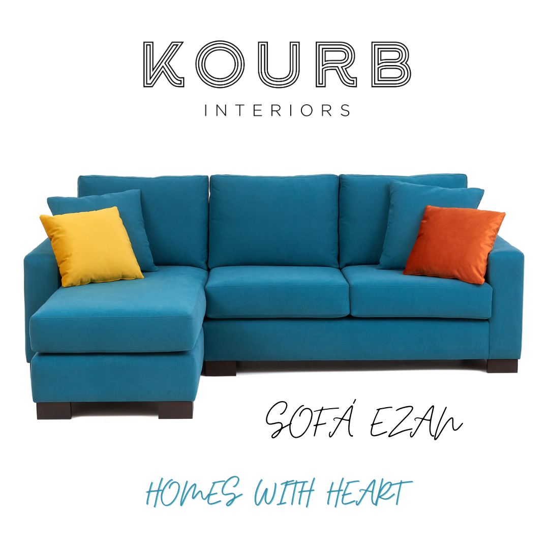 Sofá azul em forma de L com almofadas coloridas com texto de marca e modelo