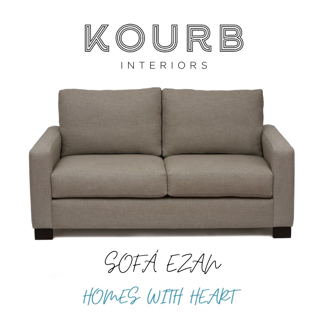 Sofá cinzento de tecido com quatro almofadas e braços retangulares, sobre fundo branco com texto de marca e modelo.