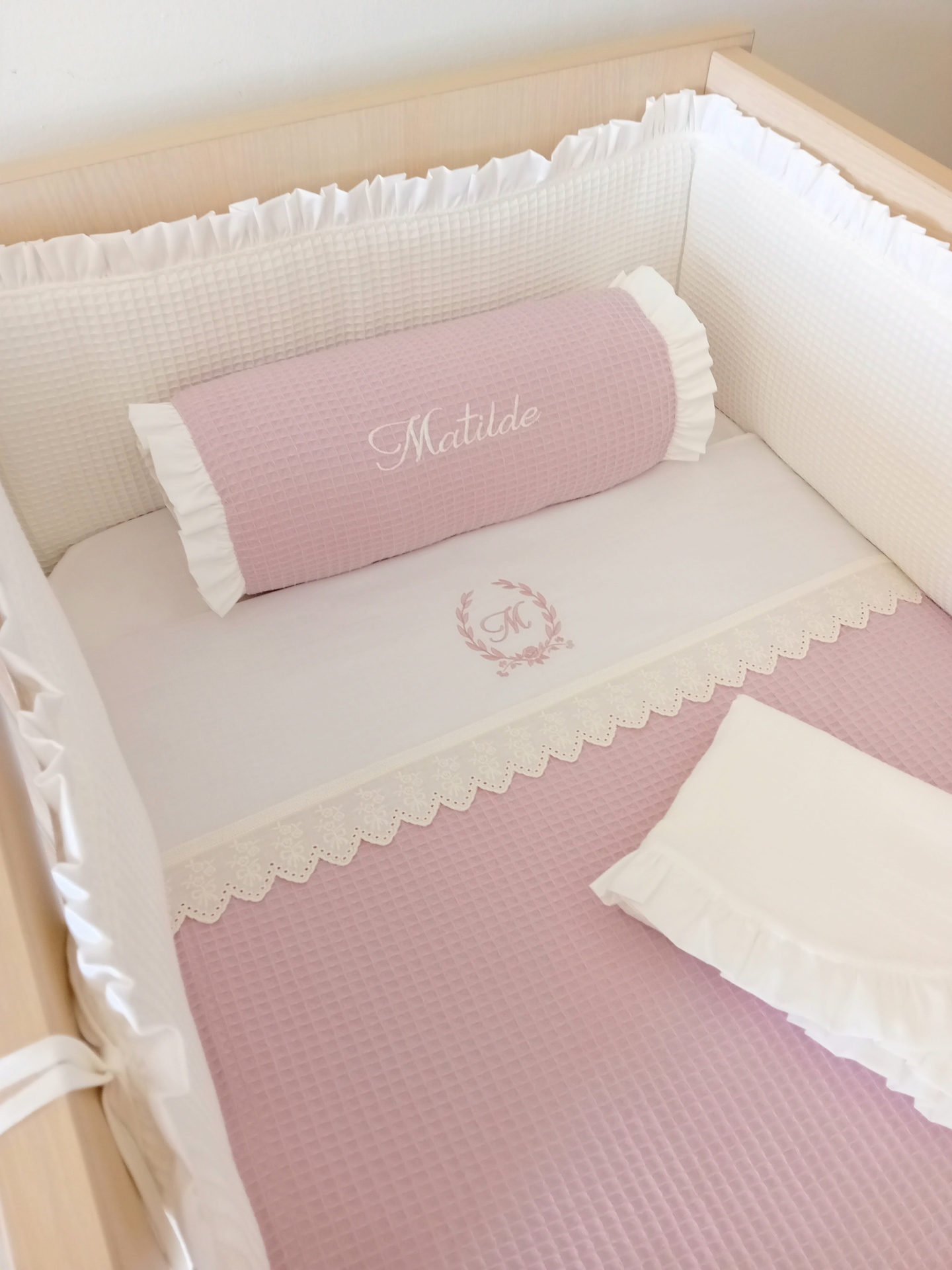 Roupa de cama para berço rosa clara e branca com bordados e almofada personalizada