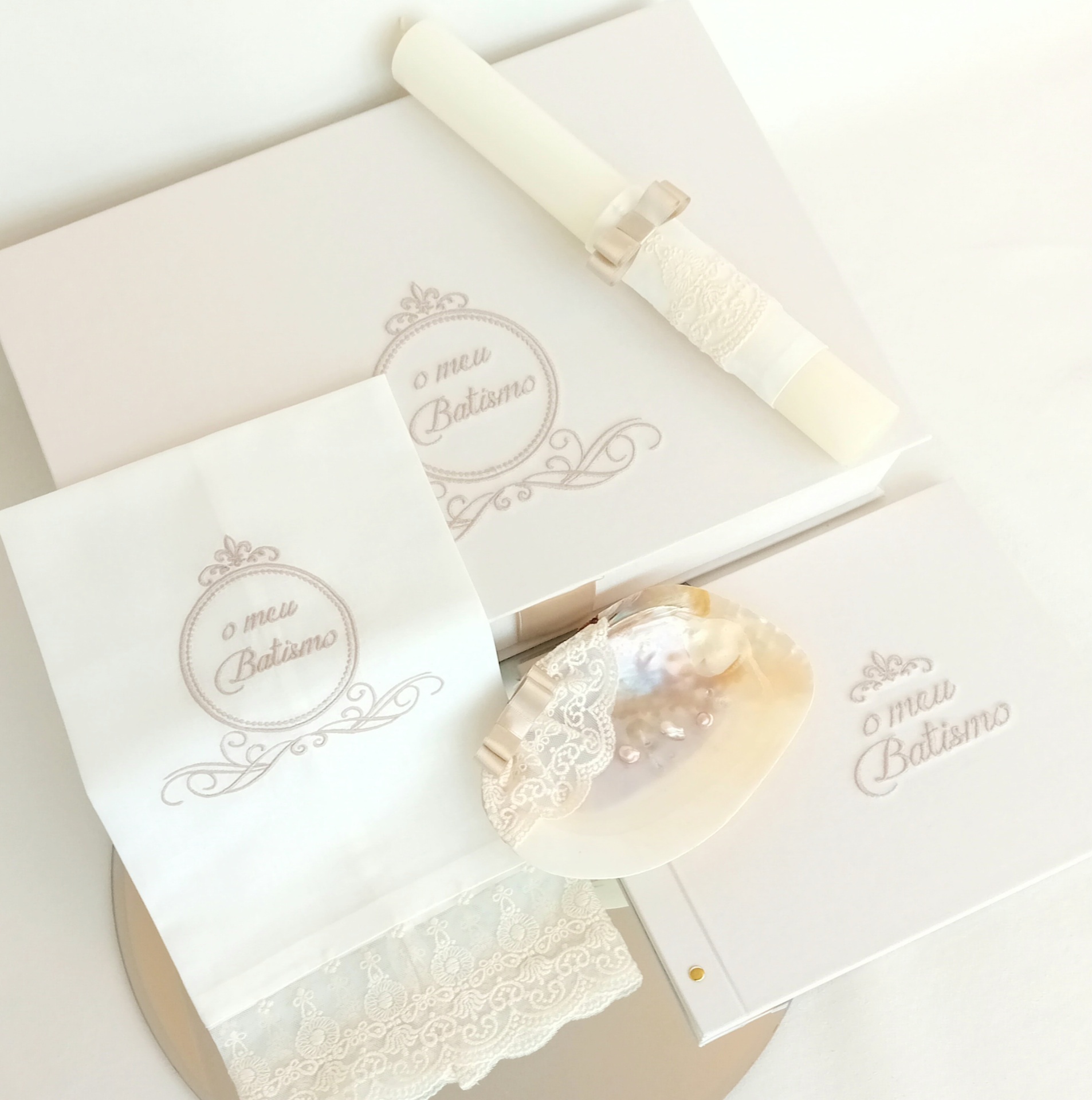 Conjunto de Batismo com vela, toalha, caixa, envelope e prato decorado