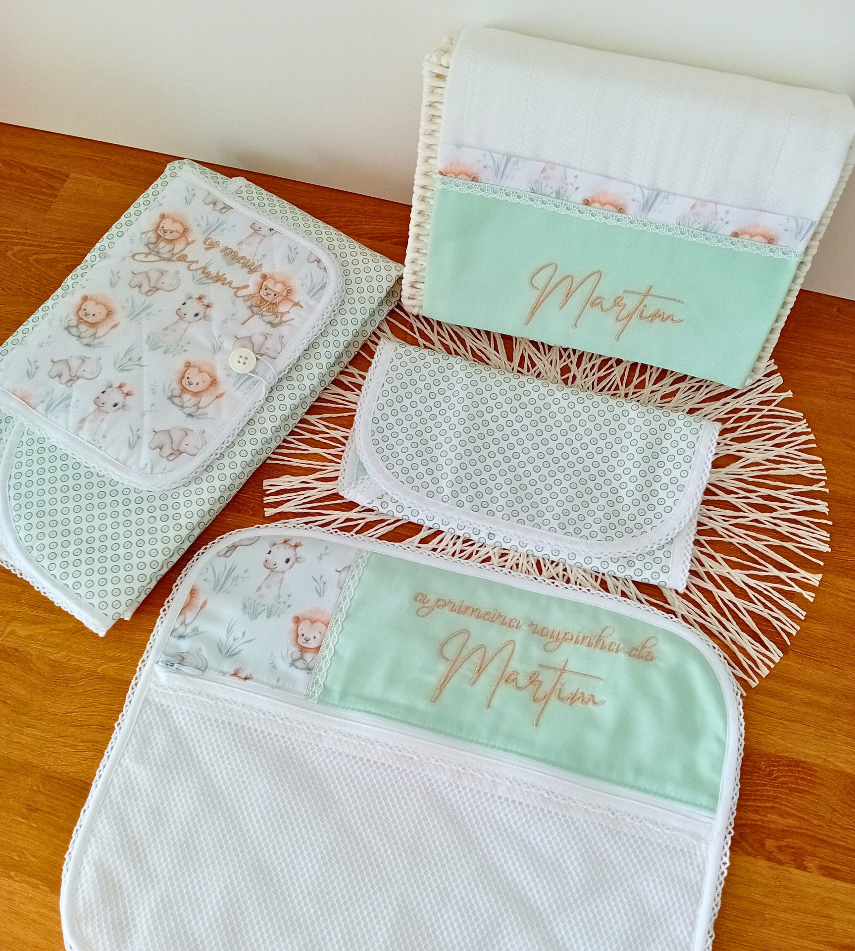 Toalhas e fronhas infantis em branco e verde claro com animais e bordados com nome Martim