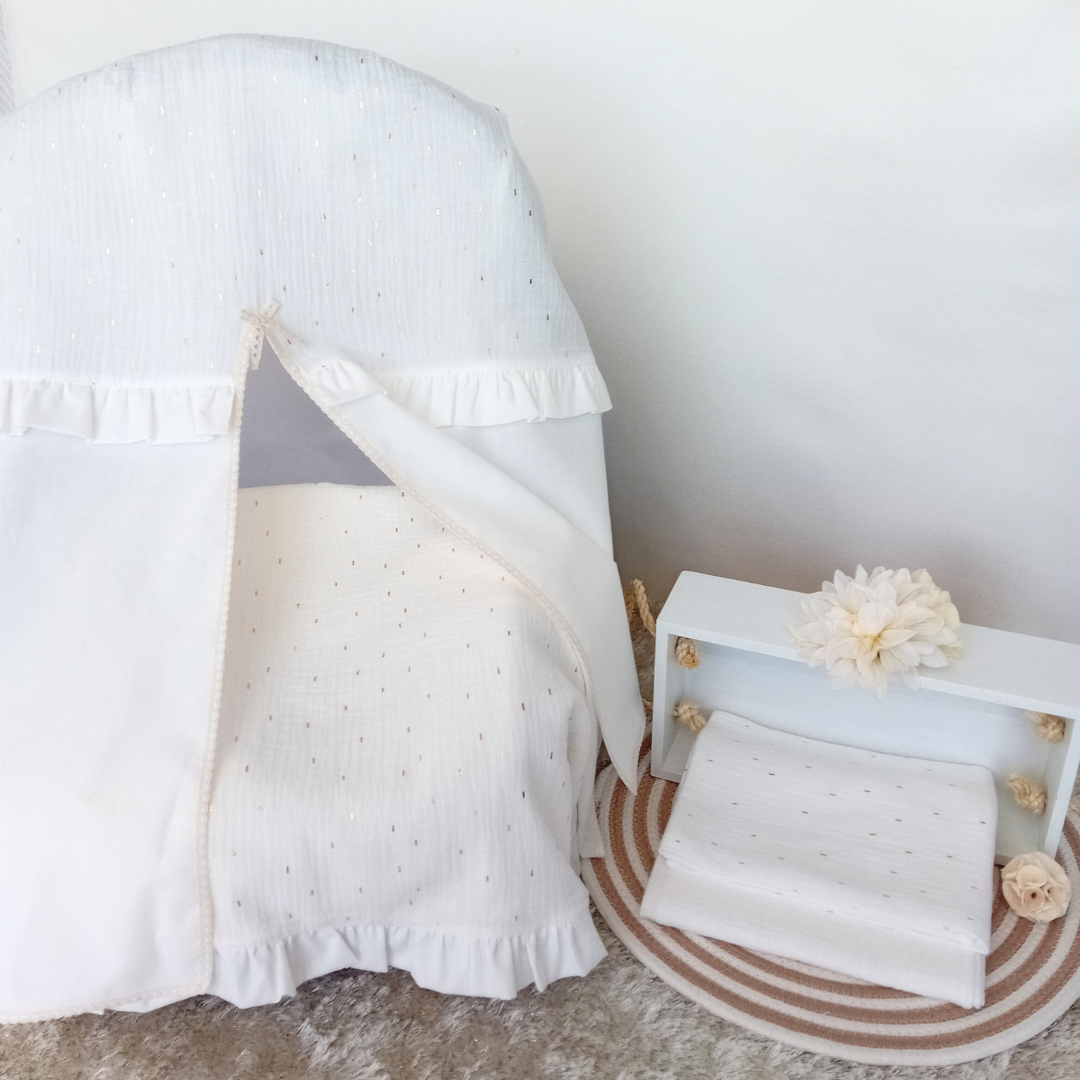Tenda infantil branca com babados, mantas e tapete redondo em tons neutros