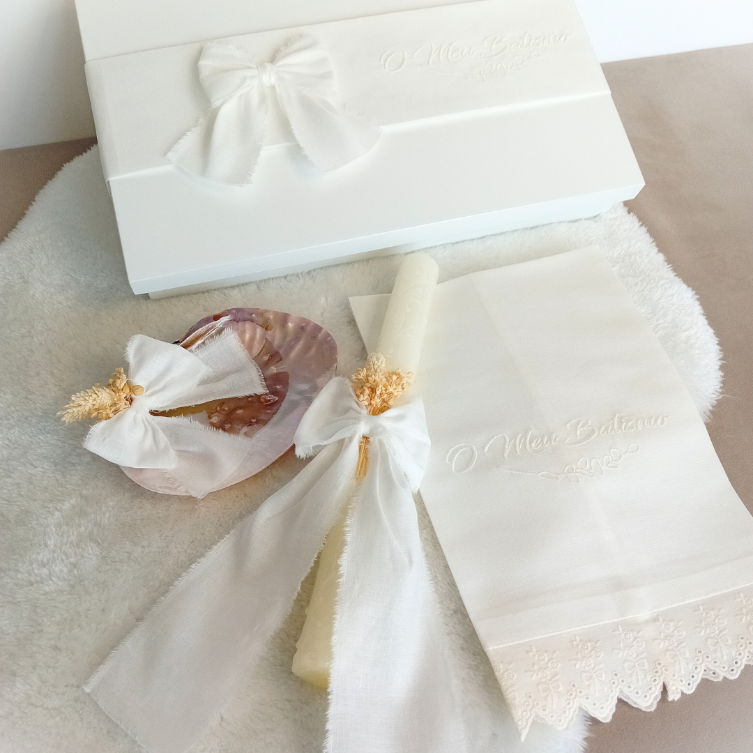 Conjunto de batizado branco com caixa, toalha bordada, vela decorada e saco com laço