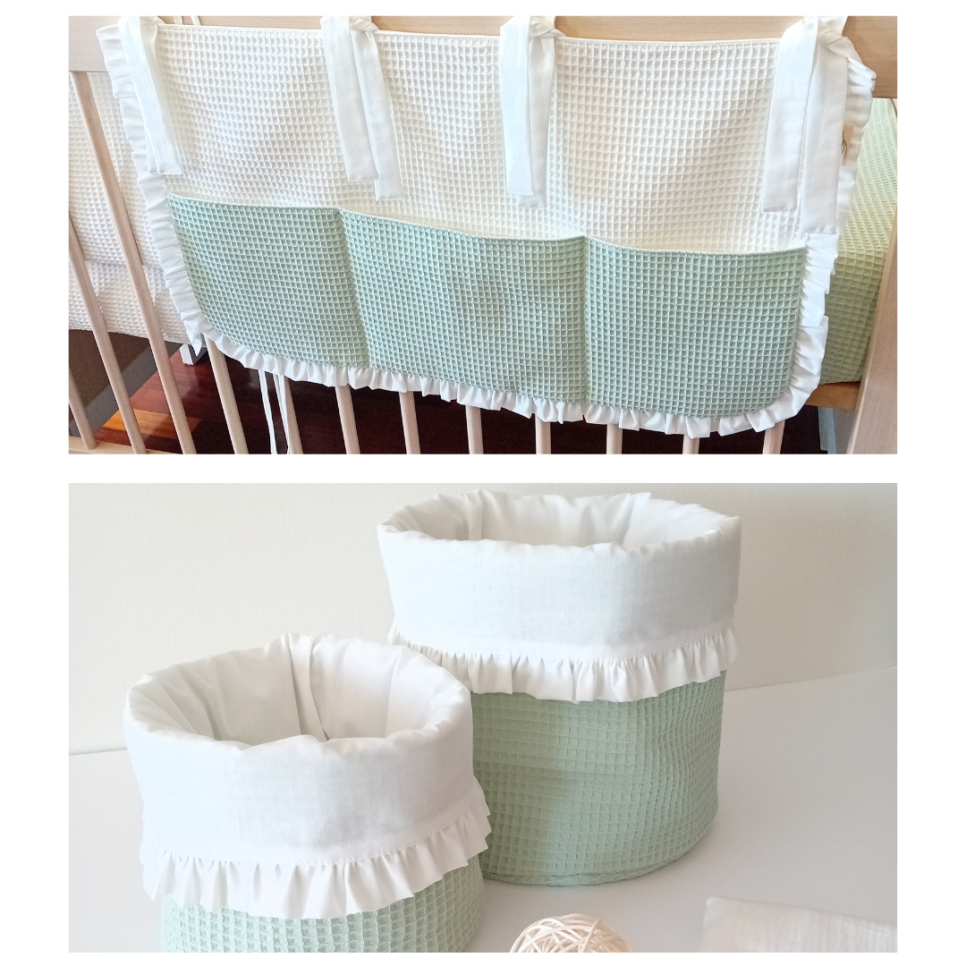 Organização para berço com cestas organizadoras verdes e brancas com textura de waffle e acabamento franzido