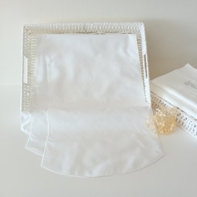 Conjunto de toalhas brancas em cestos trançados