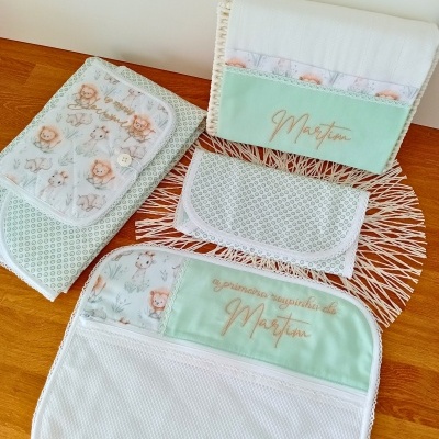 Toalhas e fronhas infantis em branco e verde claro com animais e bordados com nome Martim