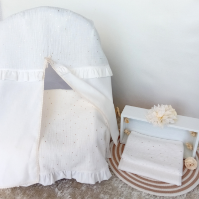 Tenda infantil branca com babados, mantas e tapete redondo em tons neutros