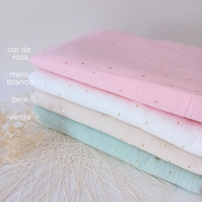 Quatro tecidos coloridos empilhados com pequenos padrões dourados