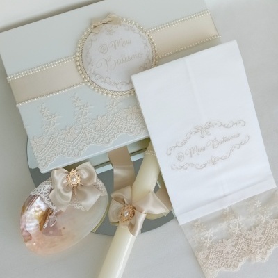 Conjunto de batismo com vela, concha, toalha e caixa decorados com laços e pérolas