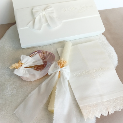 Conjunto de batizado branco com caixa, toalha bordada, vela decorada e saco com laço