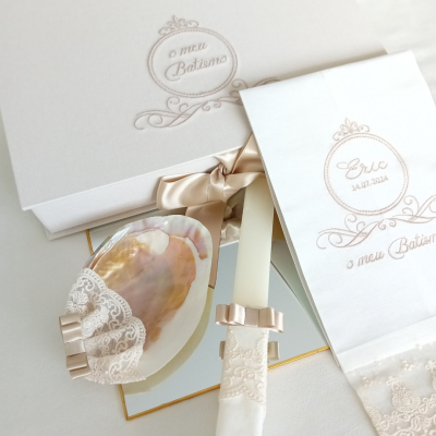 Conjunto de batismo com caixa, vela, pano bordado e concha decorada em tons bege e branco