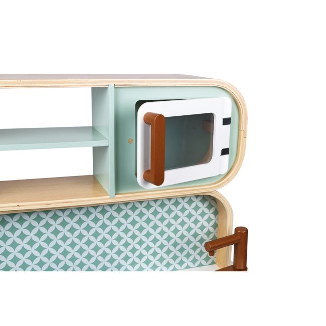 COZINHA GRANDE EM MADEIRA, FRENTE E VERSO Móvel de madeira com estantes verdes, porta branca com pega castanha e padrão geométrico azul e branco