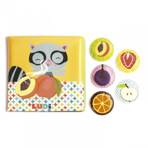 O LIVRO DOS CHEIROS Livro de banho infantil amarelo com ilustração de gato e frutas e cinco círculos de tecido com desenhos de frutas