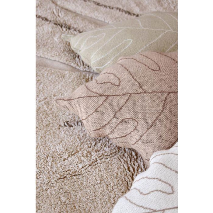 ALMOFADA BABY LEAF ROSE BEGE Almofadas decorativas em forma de folha sobre tapete felpudo bege.