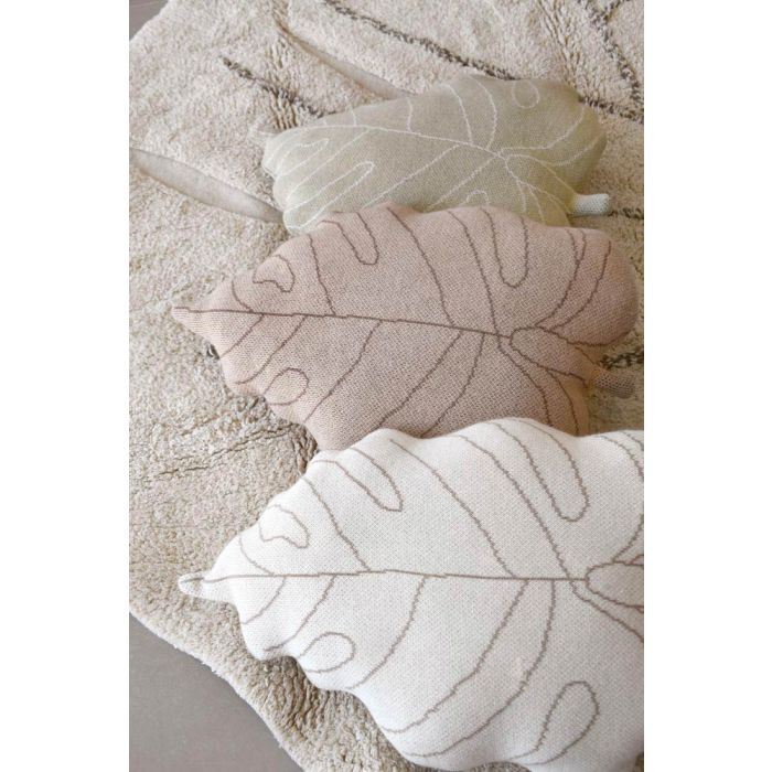 ALMOFADA BABY LEAF ROSE BEGE Três almofadas em forma de folha com texturas e cores suaves sobre manta bege