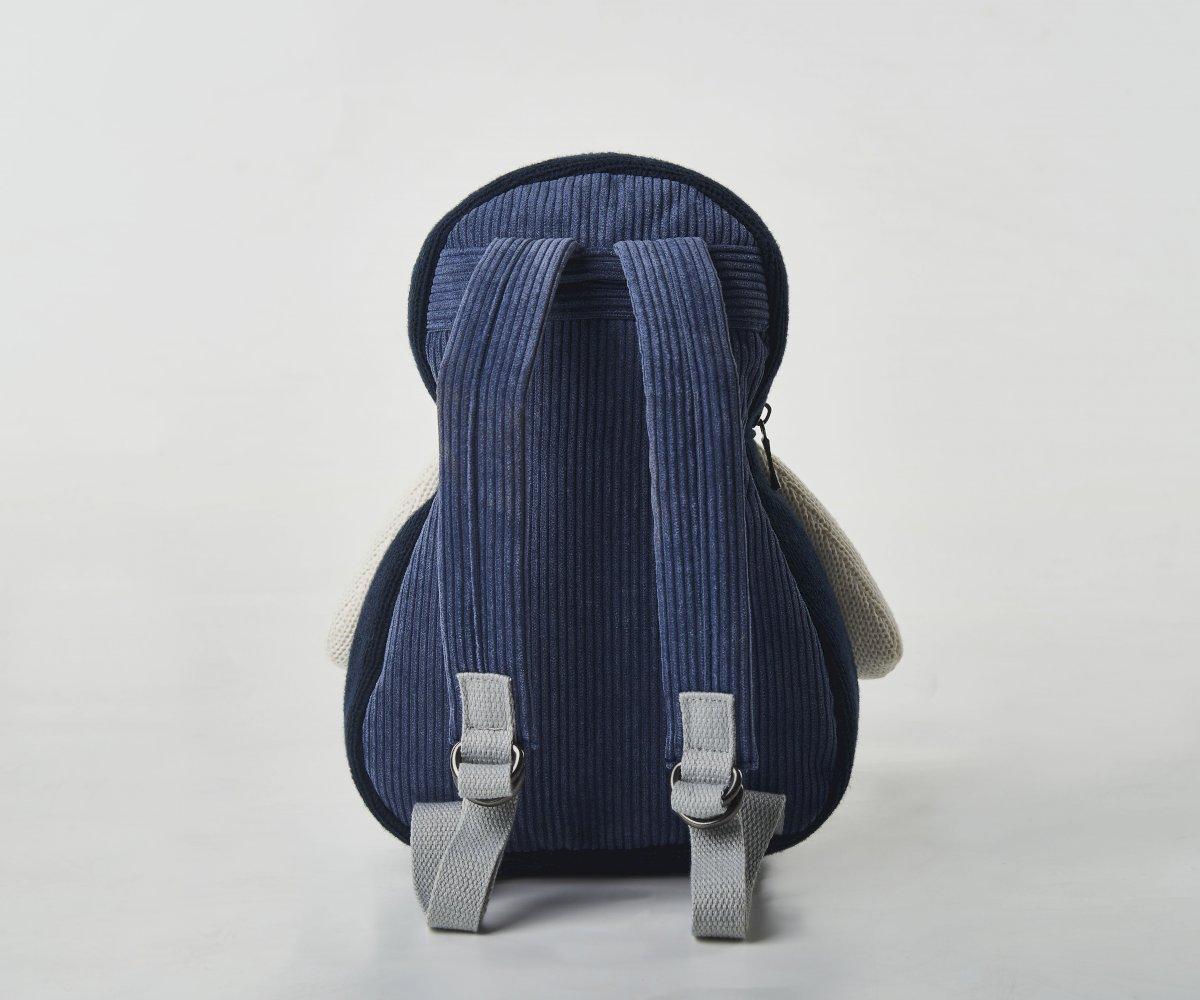 Mochila Pingui mochila pequena azul escura com alças cinza claras em fundo branco