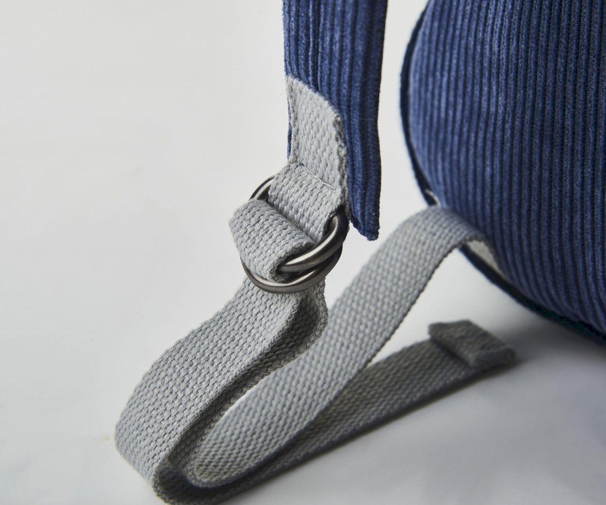 Mochila Pingui Alça cinzenta de tecido ligada a material azul com riscas verticais