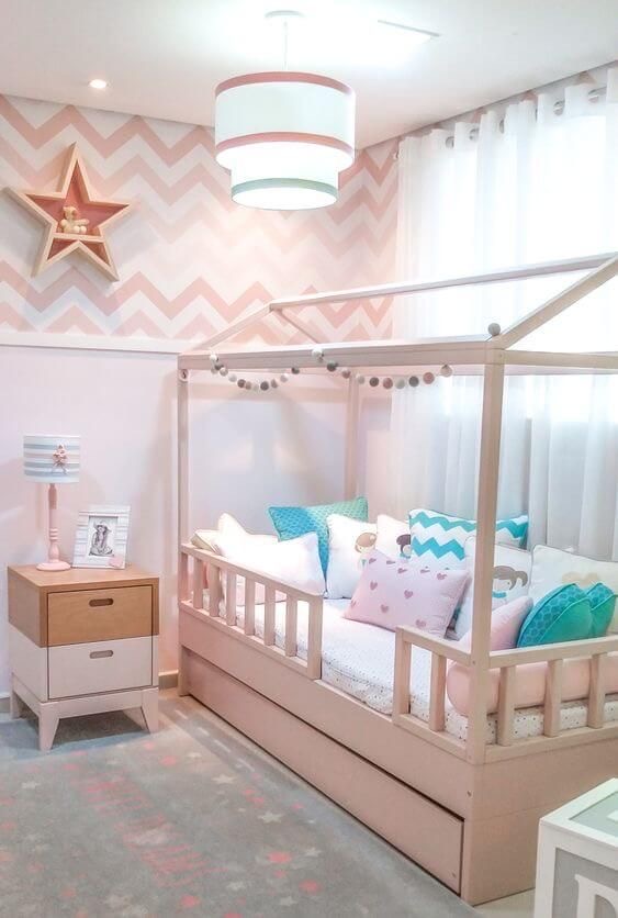 CAMA CABANINHA Quarto infantil com cama em forma de casinha de madeira natural clara e decoração rosa e azul