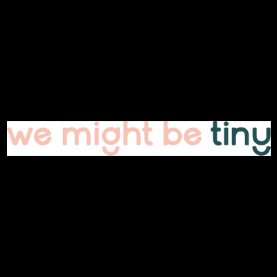 Texto colorido 'we might be tiny' em rosa claro e verde-azulado
