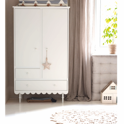 Armário branco com almofada geométrica, estrela pendurada, cortina beige, tapete trançado e casinha decorativa