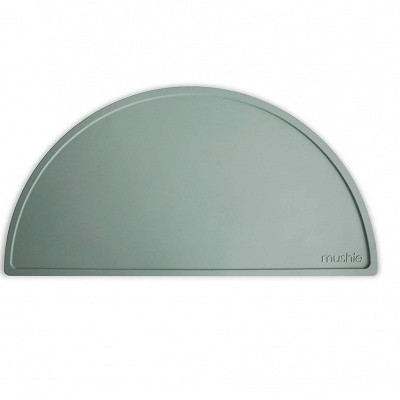 Tapete para animal de estimação verde-acinzentado em silicone, formato semi-circular com texto 'mushie'