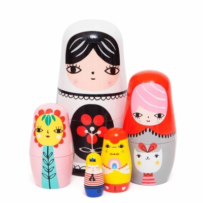 Bonecas russas coloridas em madeira em fundo branco