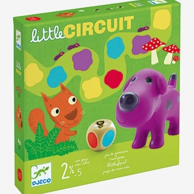 Caixa de jogo infantil Little Circuit com cão roxo, dado colorido e ilustrações de esquilo e cogumelos.