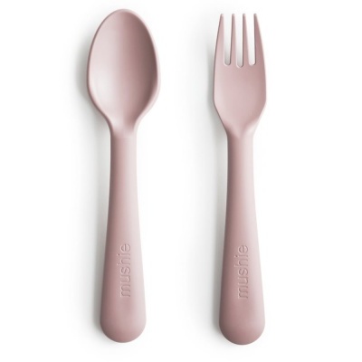 Colher e garfo rosa em plástico fosco com a palavra 'missie' gravada