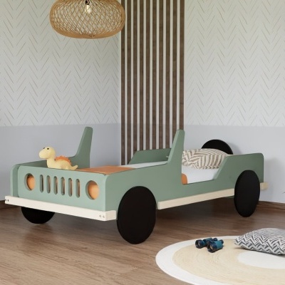 Cama infantil verde em forma de carro com brinquedo dinossauro e ambiente decorado com plantas e candeeiro de vime
