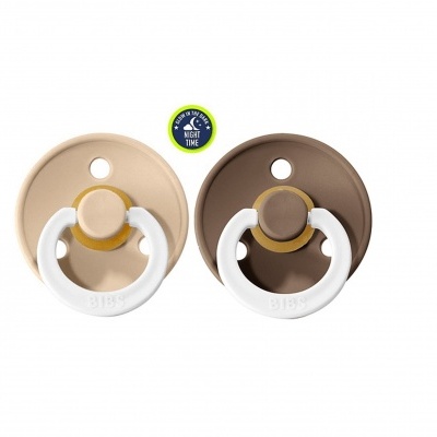 Dois chupetas BIBS bege e castanho com pegas brancas em fundo branco