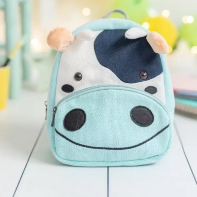 Mochila infantil azul claro com desenho de vaca e orelhas cor de pêssego