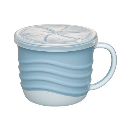 Caneca azul claro com textura ondulada e tampa plástica translúcida