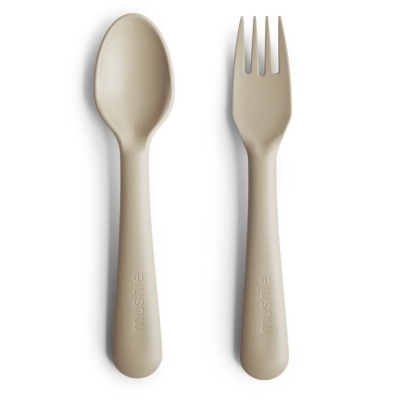 Conjunto de talheres de plástico bege com palavra 'essence' gravada.