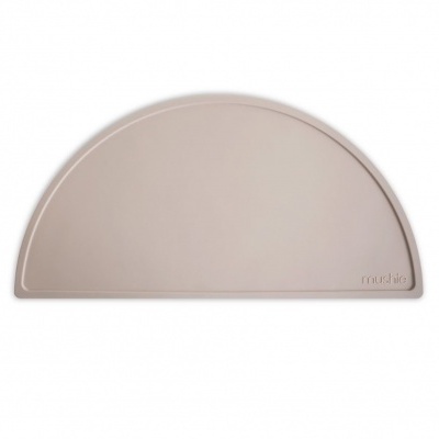 Tapete semi-circular bege com logo 'monkji'