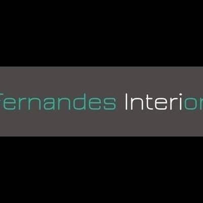 Logotipo Fernandes Interior em fundo cinzento escuro
