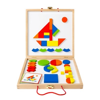 Conjunto de blocos geométricos coloridos em madeira numa caixa de madeira clara.