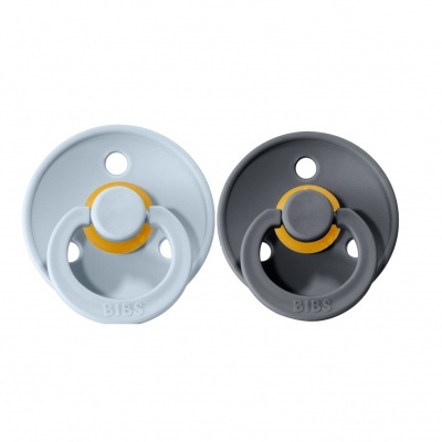 Dois chupetas BIBS, uma cinza e outra preta, com pino e anel amarelo