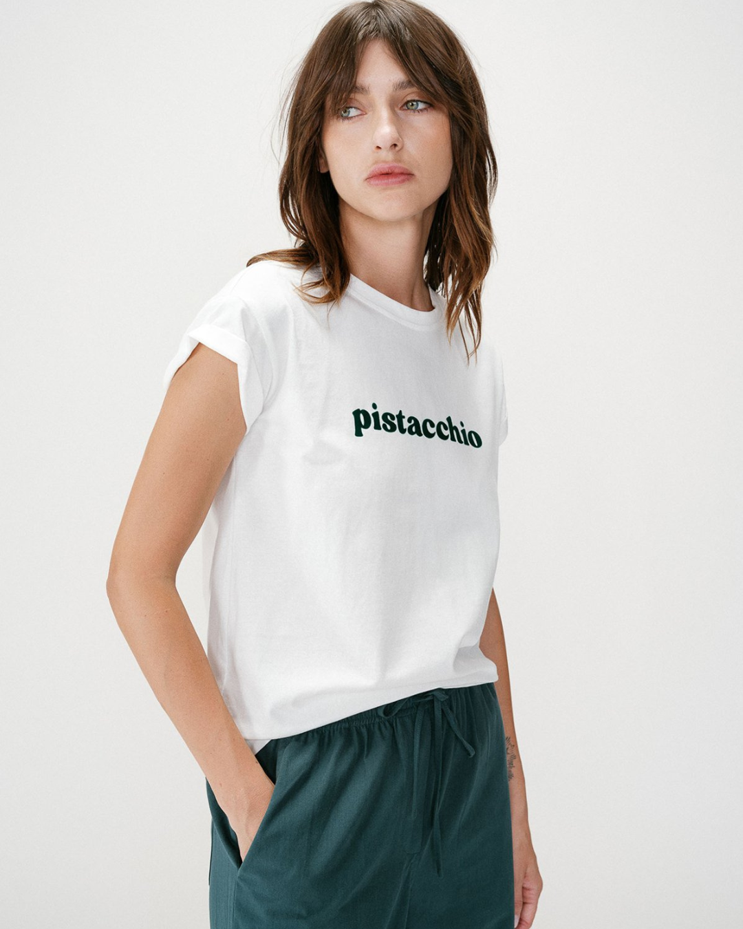 Wylo T-Shirt T-shirt branca com texto pistacchio e calças verdes escuras