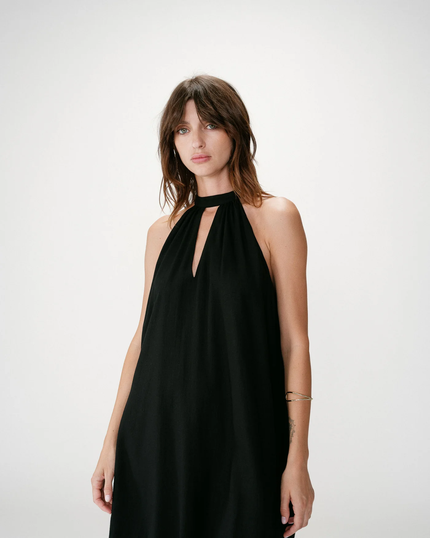 Whola Linen Mini Dress Vestido preto de gola alta com abertura em V, usado por mulher