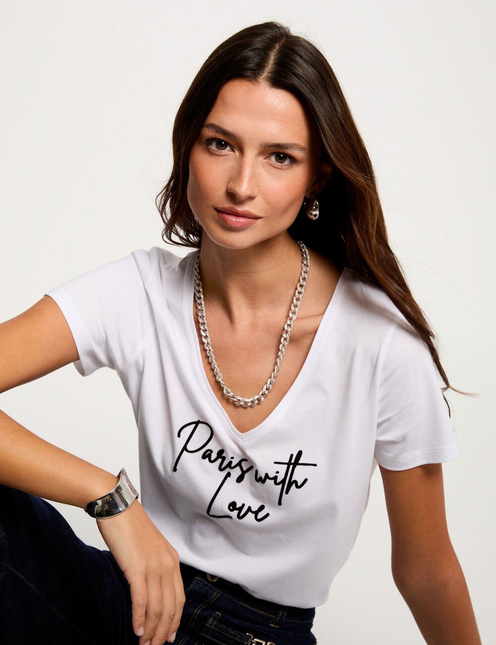 Sailor T-shirt Mulher a usar t-shirt branca com texto 'Paris with Love' e acessórios