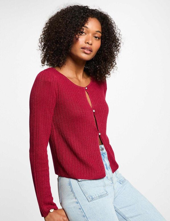 mizor cardigan Blusa de malha vermelha canelada com botões brancos e calças de ganga claras