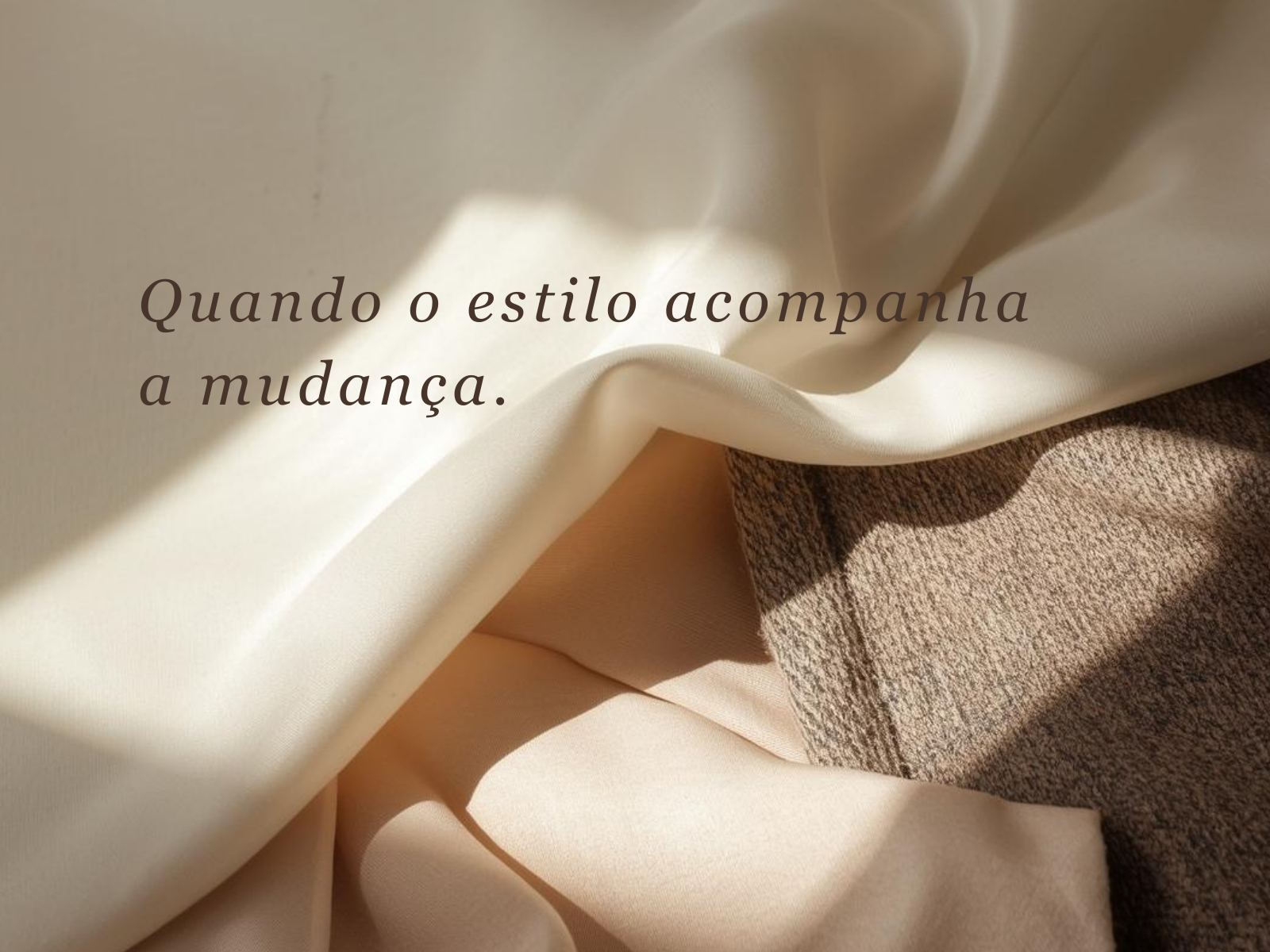 Tecidos em tons creme e castanho claro com texto sobreposto