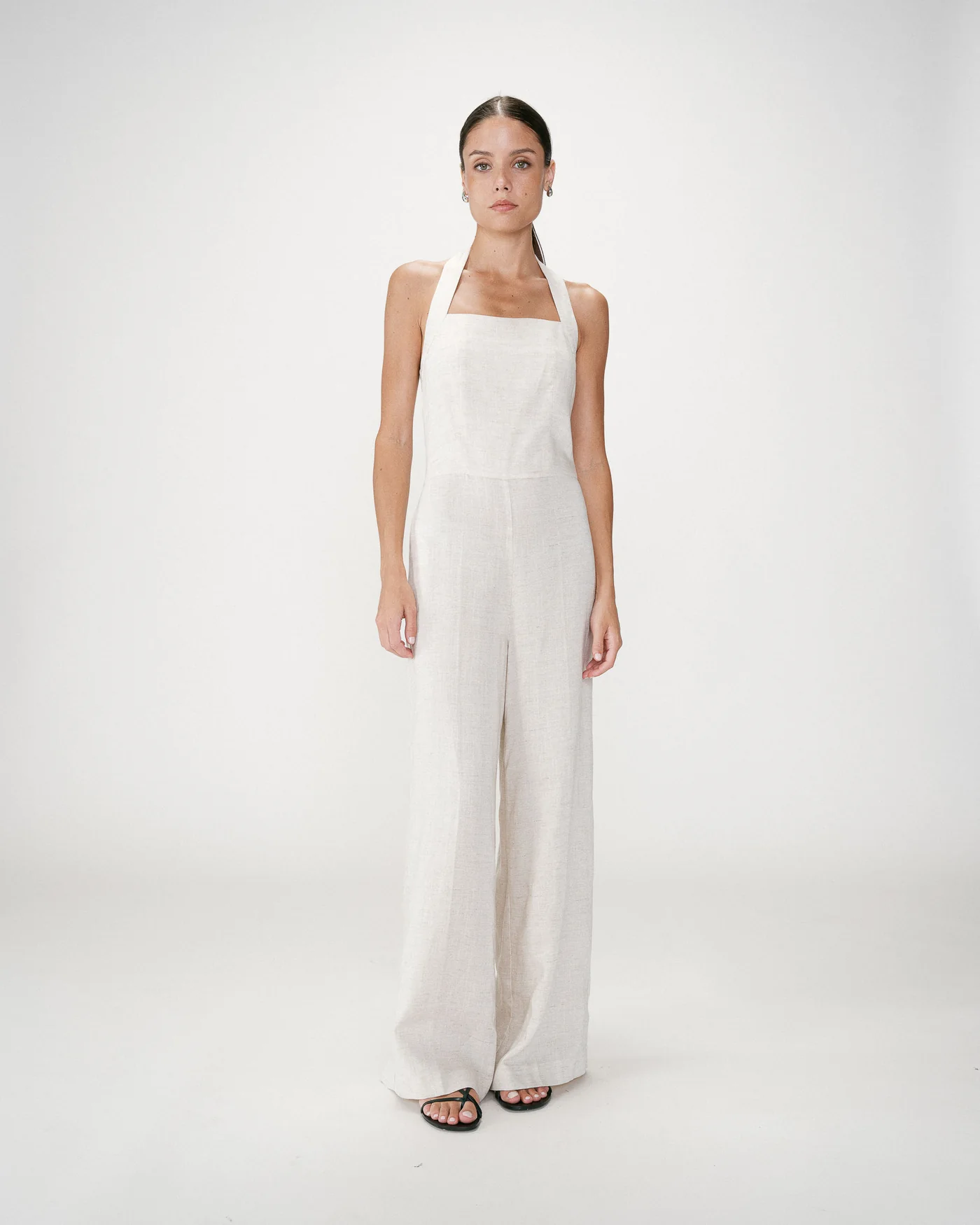 Wish Linen Jumpsuit Macacão feminino creme alças largas com sandálias pretas