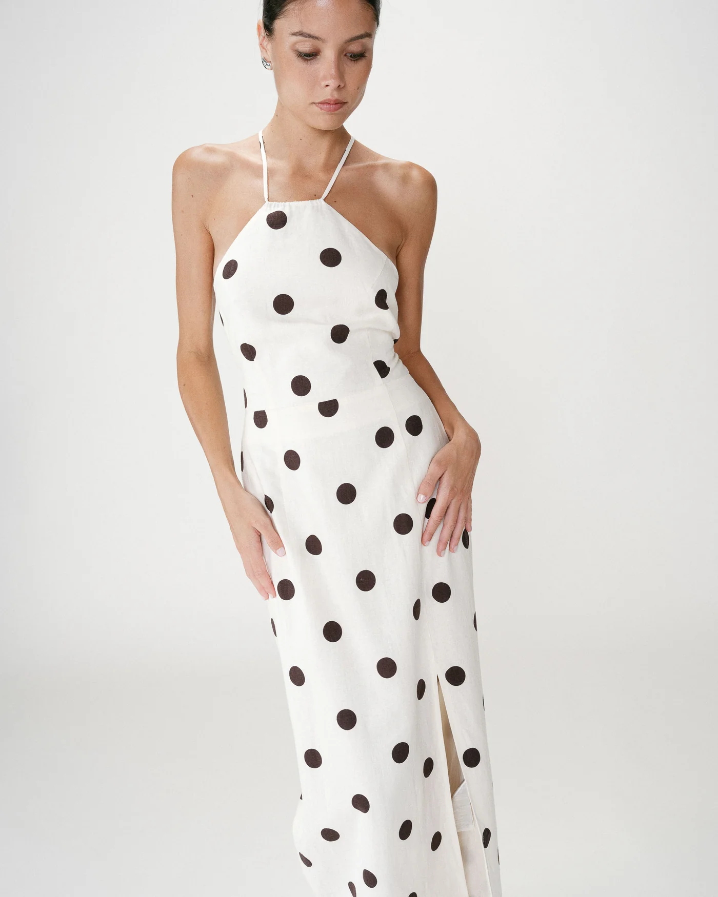 Wyella Polka Dot Dress Vestido comprido branco com bolinhas pretas e alças finas