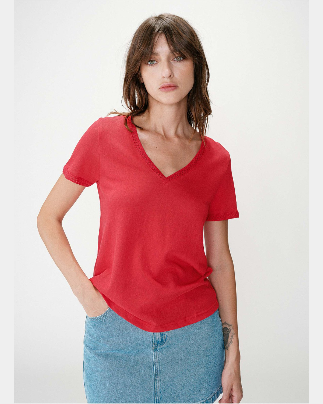Willem T-Shirt Mulher com t-shirt vermelha de manga curta e saia de ganga clara em fundo branco