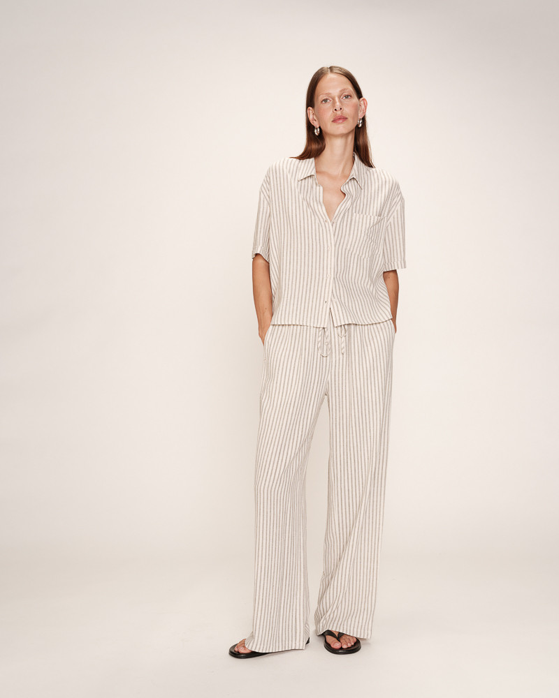Raven Relaxed Trousers Conjunto feminino riscas bege e branco em modelo com fundo neutro