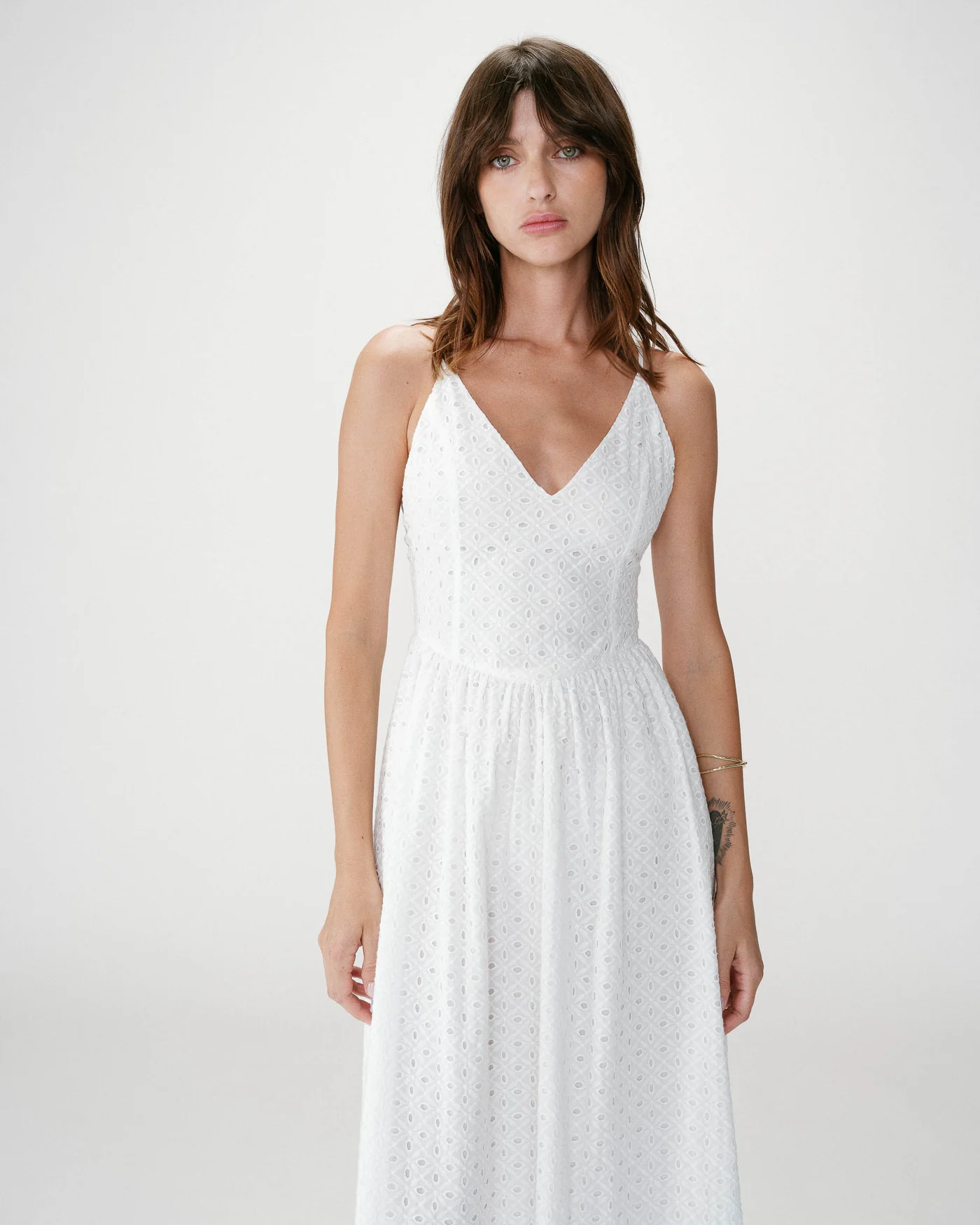 Wimala Embroidered Long Dress Vestido branco com padrão de broderie e decote em V