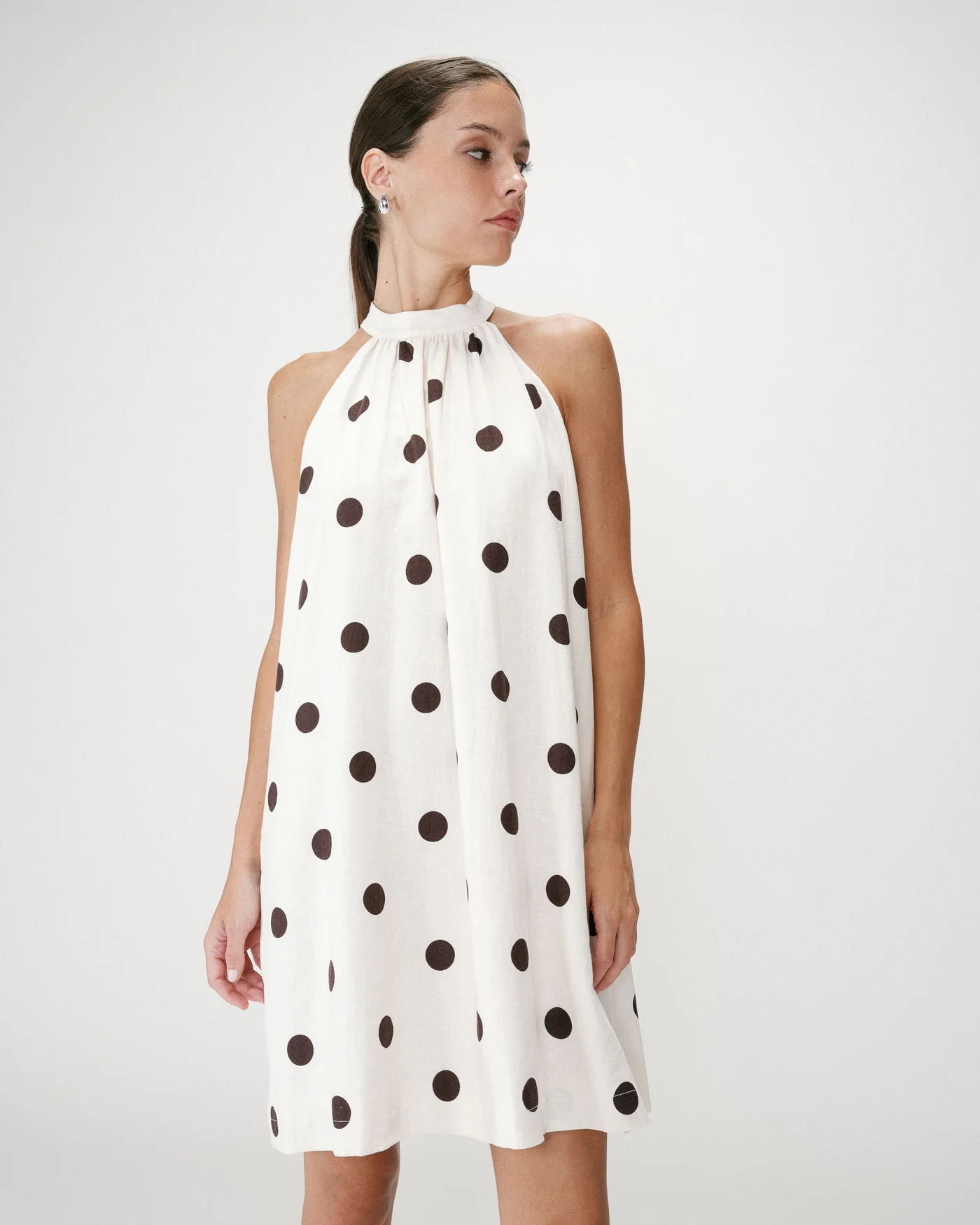 Warna Polka Dot Dress Vestido branco com bolinhas pretas, gola alta e sem mangas